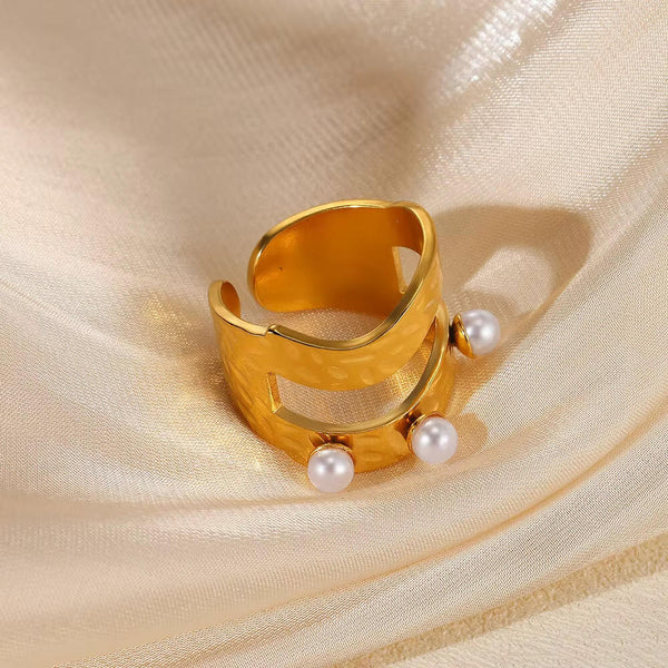 Wavy Pearl Trio Ring