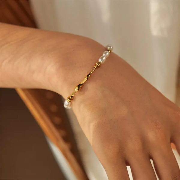 Pearl & Gold Wavy Bar Bead Bracelet